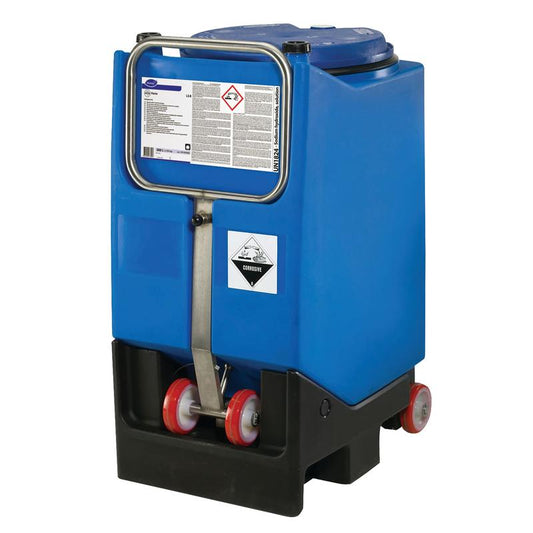 Ein großer blauer Kunststoffbehälter mit Diversey Suma Vario L3.8 Geschirrreiniger mit Bleiche ohne Chlorgeruch von Diversey Deutschland GmbH & Co. OHG, konzipiert für mittelhartes bis hartes Wasser, verfügt über Warnhinweise und steht auf einem schwarzen Sockel mit Griff und Rädern.