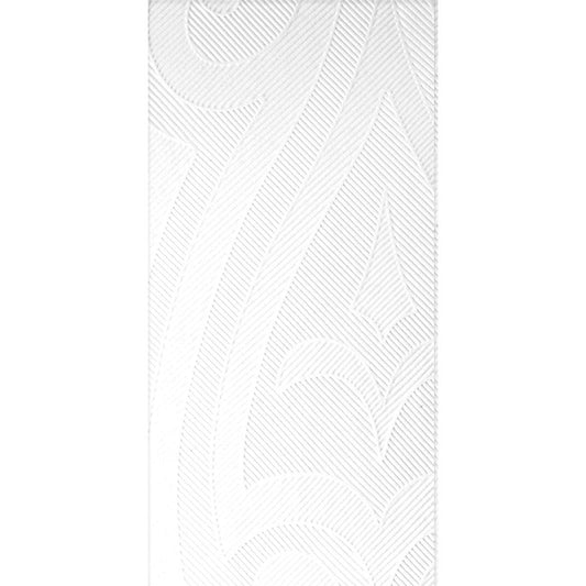 Eine Nahaufnahme von weißem Toilettenpapier mit geprägtem Wirbel- und Blattmuster, ähnlich wie bei Elegance Servietten 40x40 cm von Duni GmbH. Das dekorative Design verleiht Textur und Eleganz und erinnert an hochwertiges Tischdekor.