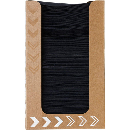 Die Bio-Dunisoft-Serviettenbox 20 x 20 cm schwarz der Duni GmbH verfügt über ein Klarsichtfenster, durch das sauber angeordnete schwarze Bänder und weiße Pfeilmuster auf dem Boden und der linken Seite des umweltfreundlichen Kartons zu sehen sind.