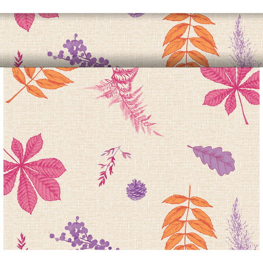 Ein beigefarbener, strukturierter Dunicel Tete-a-Tete Tischläufer (0,4x24m) der Duni GmbH mit einem sich wiederholenden Muster aus Herbstblättern, Farn, Tannenzapfen und Beeren in Orange, Rosa und Lila - ideal für eine leuchtende, herbstliche Tischdekoration. Oben teilweise eingerollt.