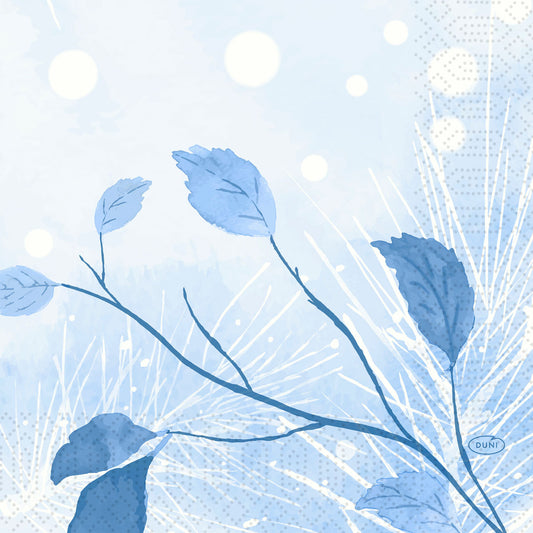 Eine digitale Illustration mit blauen Blättern und Zweigen, abstrakten Lichtpunkten und geometrischen Mustern schafft ein beruhigendes, aquarelliertes Winterdesign - ideal für Duni GmbH Servietten 33x33 3lagig 1/4 Frosted Winter | Packung (50 Stück).