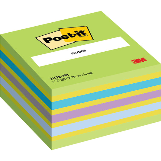 Ein Stapel Post-it® Notes Würfel, 76 mm x 76 mm, 450 Blatt/Block der 3M Deutschland GmbH, mit abwechselnd blauen, gelben, lila und grünen Blättern. Das oberste Blatt zeigt den gelben Post-it Markenaufkleber mit dem roten 3M Logo.