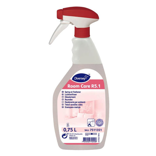 Eine 750-ml-Flasche Room Care R5.1 Raumdeo Frühlingsduft von Diversey Deutschland mit rot-weißem Auslöser, beschriftet mit Produktinformation und Branding.