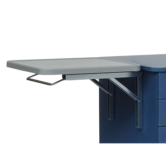 Nahaufnahme eines blauen Schreibtisches mit der Novocal ABS-Top für die Schreibplatte (350 x 510 x 19 mm, inkl. 4-seitiger Aufkantung) und einem angehängten grauen, ausklappbaren Beistelltisch, beides sicher gestützt durch Metallbügel.