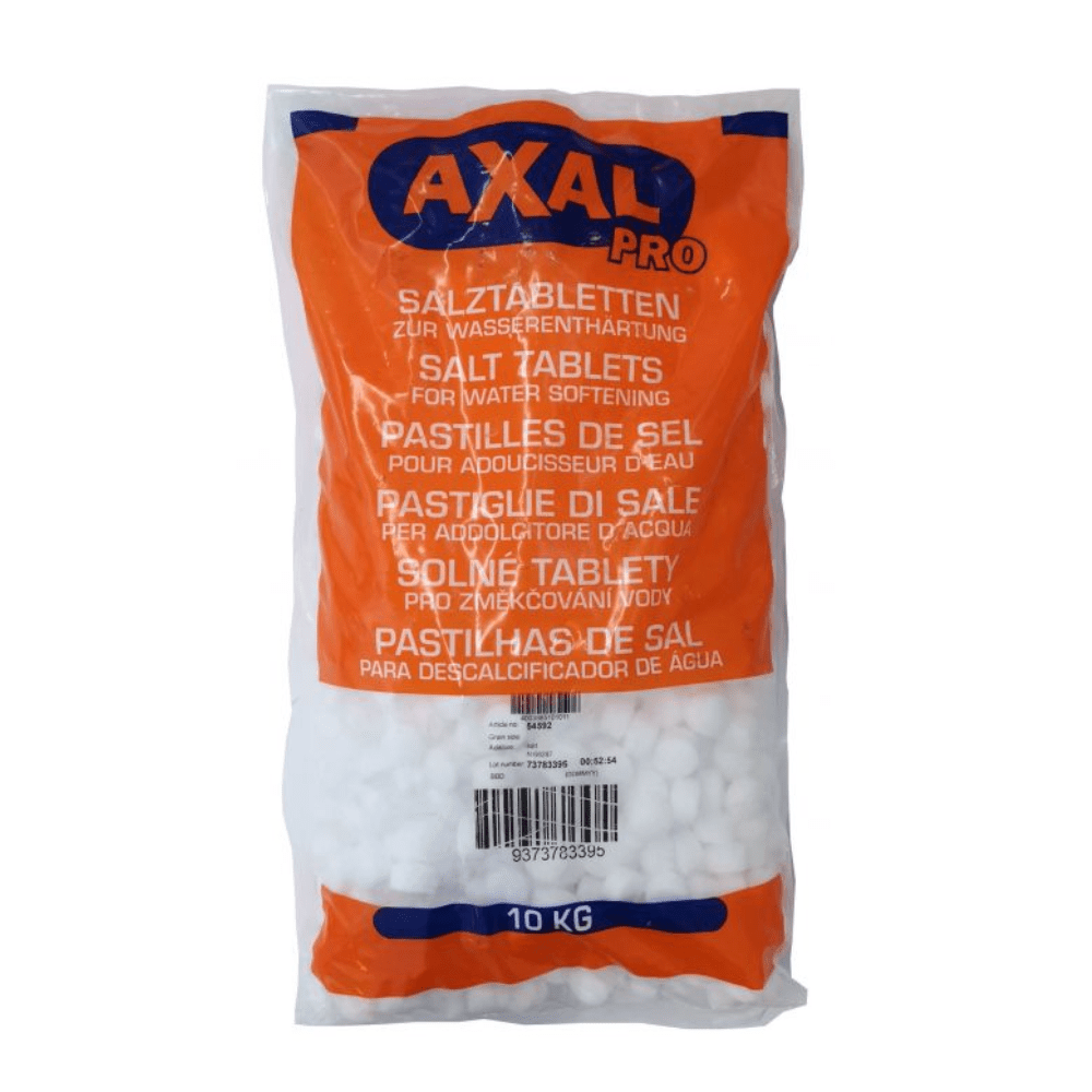 10 kg:n pussi AXAL PRO TABS -regenerointisuolaa – K+S Minerals and Agriculture GmbH:n valmistamaa erityissuolaa veden pehmentämiseen. Pakkaus on pääosin oranssi ja valkoinen, ja siinä on tekstiä useilla kielillä, kuten englanniksi, saksaksi ja ranskaksi. Viivakoodi on selvästi näkyvissä pussin alaosassa keskellä.