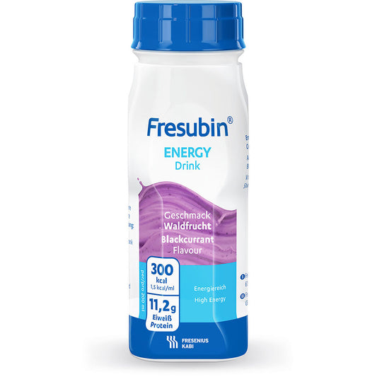 Eine 200-ml-Flasche Fresubin Energy Drink von Fresenius Kabi Deutschland GmbH, Geschmacksrichtung schwarze Johannisbeere, mit blauem Verschluss. Die meist weiße Flasche mit lila und blauen Akzenten liefert 300 kcal und 11,2 g Eiweiß pro Flasche, gekennzeichnet als High Energy.