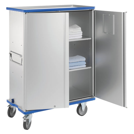 Ein Novocal Schrankwagen aus eloxiertem Aluminium mit zwei um 270° schwenkbaren Flügeltüren, seitlichen Griffen, Zentralverschluss und vier Rollen zeigt zwei Ablagen mit gefalteten weißen und blauen Handtüchern.
