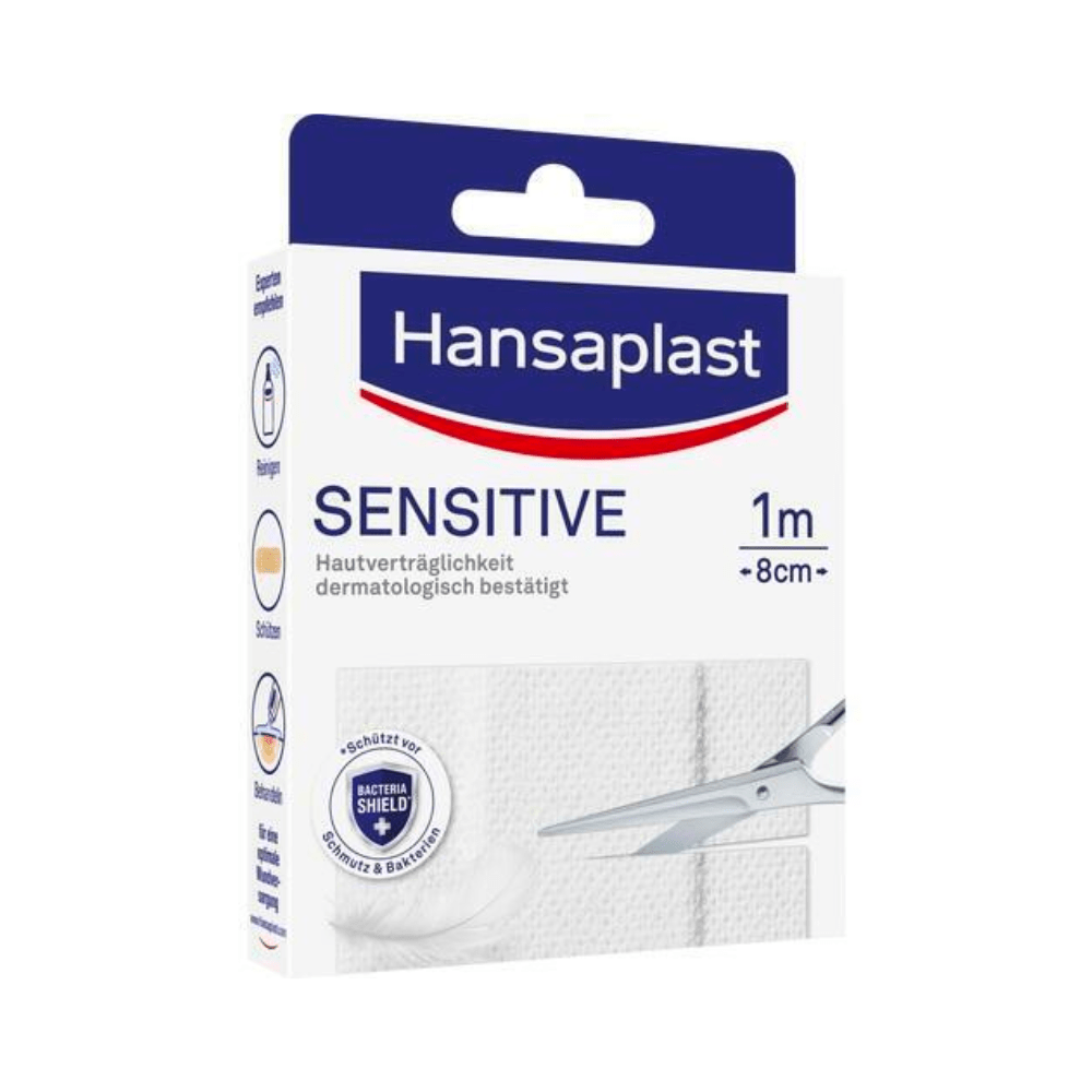 Pakkaus Hansaplast Sensitive -laastareille - Beiersdorf AG:n eri kokoja. Laatikossa on tuotemerkin logo, tuotteen nimi ja kuva saksista, jotka leikkaavat laastariliuskan. Pakkaus korostaa dermatologista hyväksyntää.