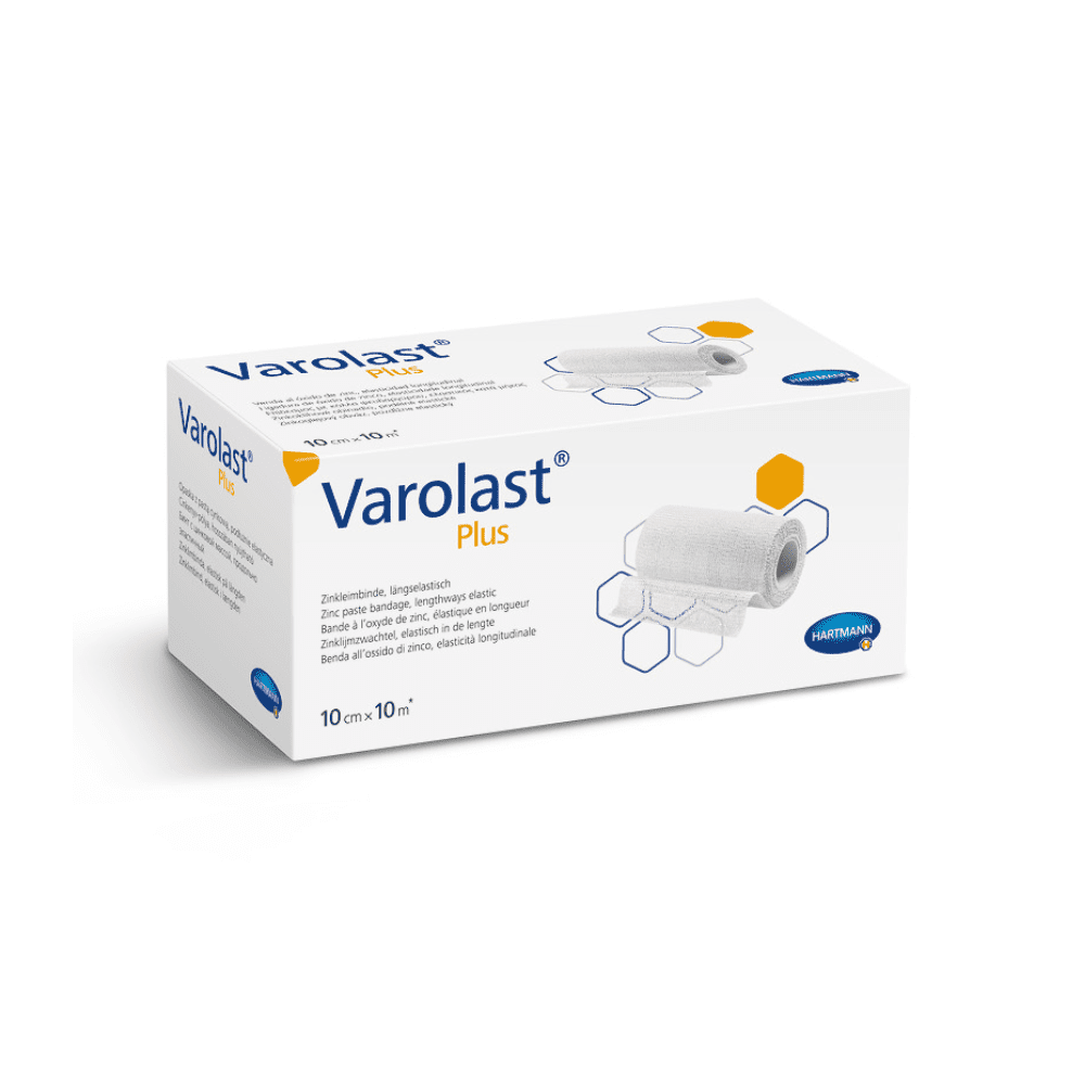 Kuvassa näkyy suorakulmainen valkoinen laatikko, jossa on Hartmann Varolast® Plus -sinkkiliimausside. Pakkauksessa on kuva rullatusta sidoksesta ja kuusikulmaisia kuvioita. Sopii erinomaisesti turvotusten ja laskimotulehdusten hoitoon; laatikossa ilmoitetut mitat ovat 10 cm x 10 m. Oikeassa alakulmassa näkyy Paul Hartmann AG:n logo.