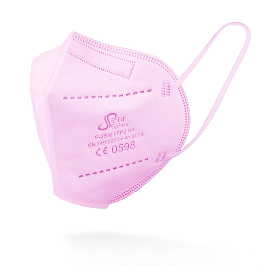 Eine rosafarbene SolidSafety Filtrierende Halbmaske FFP2 NR der AMPri Handelsgesellschaft mbH mit Ohrschlaufen, Zertifizierungsangaben und dem Solid Safety-Logo ist vor einem schlichten weißen Hintergrund abgebildet.