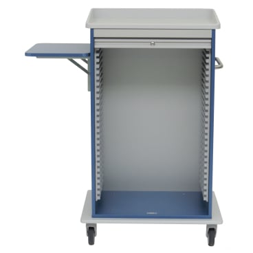 Ein Novocal Roll-Up Mehrzweckwagen mit blau-weißem Vollkunststoffplatten-Fahrgestell, vier Rädern, offener Front mit leeren Fächern, einer geschlossenen oberen Schublade und einem kleinen ausklappbaren Regal an der linken Seite. Marke: Novocal.