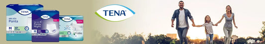 Werbebanner der Marke TENA. Links im Bild sind drei Produktverpackungen von TENA zu sehen: TENA Pants Normal, TENA Pants Night und TENA Discreet. In der Mitte das TENA-Logo mit grün-blauem Bogen. Rechts läuft eine fröhliche Familie – Vater, Mutter und Tochter – Hand in Hand durch einen Park bei Sonnenuntergang. Der Hintergrund ist warm und natürlich gehalten, vermittelt ein Gefühl von Freiheit und Sicherheit.