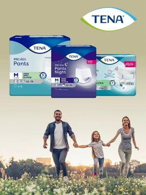 Werbung für TENA Inkontinenzprodukte. Oben sind drei Produktverpackungen abgebildet: TENA ProSkin Pants, TENA ProSkin Pants Night und TENA Slip. Darüber befindet sich das TENA-Logo mit blau-grünem Bogen. Im unteren Bildteil läuft eine Familie (Vater, Mutter und Tochter) lachend durch eine sonnige Wiese mit Blick auf eine Stadt im Hintergrund.