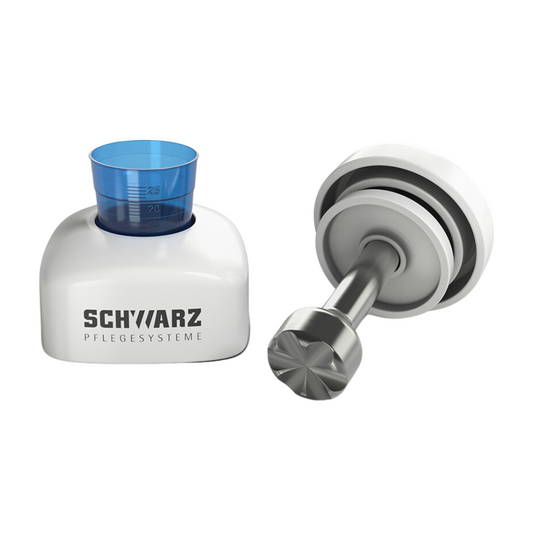 Bild eines melipul Tabletten-Mörser PROFI von Helmut Schwarz GmbH, in höhenverstellbarem Weiß- und Metalldesign mit blauem Messbecher, ideal für den Einsatz in Pflegeeinrichtungen. Auf der Unterseite steht „SCHWARZ PFLEGESYSTEME“. Die zweite Perspektive zeigt das Gerät horizontal liegend mit ausgefahrenem Applikator.