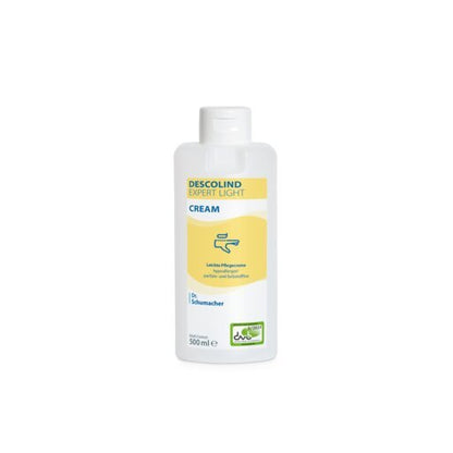 Valkoinen 500 ml:n Dr. Schumacher DESCOLIND EXPERT LIGHT CREAM -käsivoidepullo, jossa on keltainen etiketti saksankielisillä tuotetiedoilla, vihreä logo oikeassa alakulmassa ja merkintä herkälle ihonhoidolle.