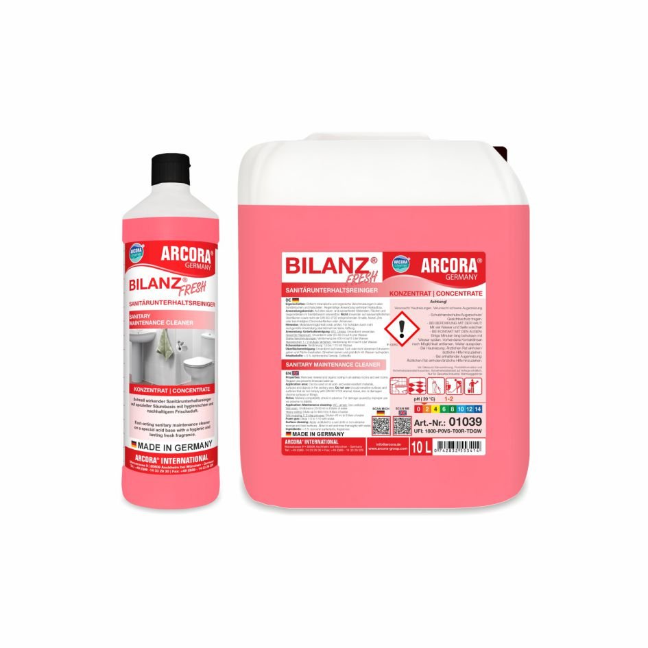 Kuvassa on kaksi Arcora BILANZ FRESH saniteettitilojen ylläpitopuhdistusainetta Arcora International GmbH:lta: 1 litran pullo punaisella korkilla ja 10 litran kanisteri. Molemmat sisältävät vaaleanpunaista nestettä pitkäkestoiseen raikkauteen ja tehokkaaseen kalkinpoistoon.
