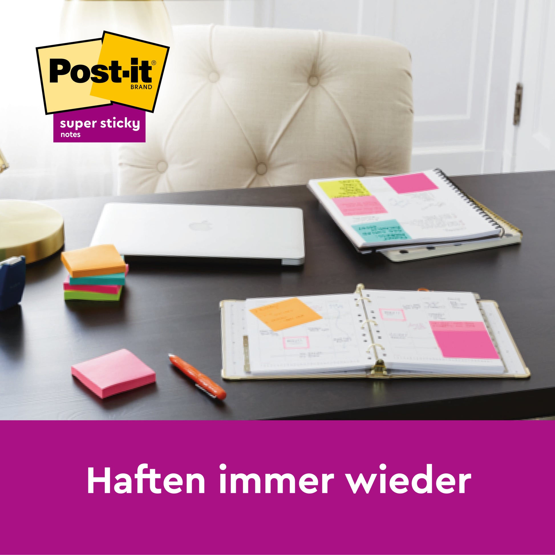 Ein aufgeräumter Schreibtisch mit geschlossenem Laptop, bunten Notizbüchern und Stapeln von Post-it® Super Sticky Z-Notes (76x76 mm, verschiedene Farben, 20+4 Blöcke/Packung) von 3M Deutschland GmbH. Licht fällt durch weiße Fenster. Text: "Haften immer wieder.