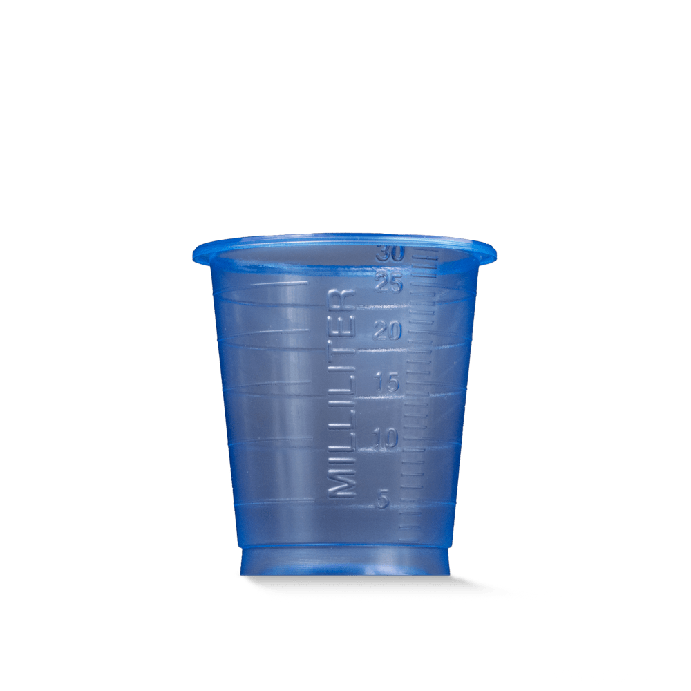 MED COMFORT BASIC kertakäyttöinen lääketieteellinen muki AMPri Handelsgesellschaft mbH:ltä on pieni, sininen, 30 ml muovimuki lääketieteelliseen käyttöön, kuvattuna yksinkertaisella valkoisella taustalla.