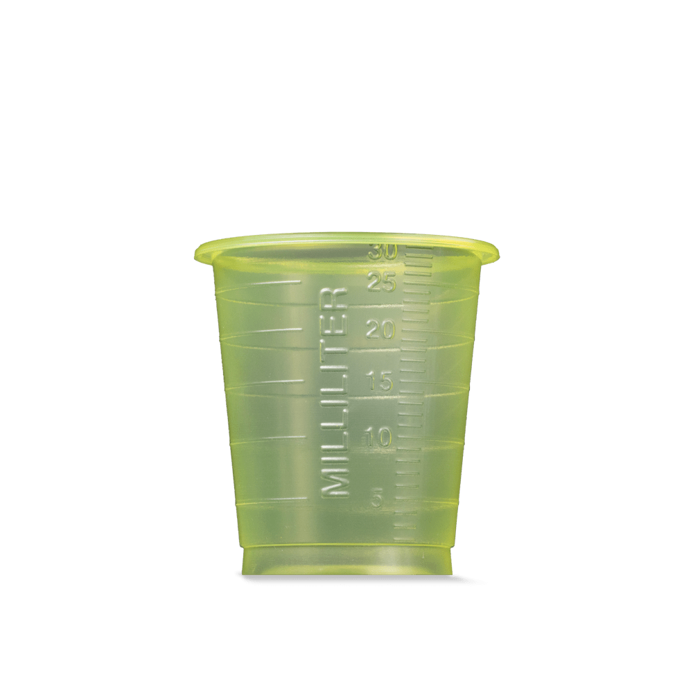 Läpinäkyvä keltainen MED COMFORT BASIC kertakäyttöinen lääketieteellinen muki AMPri Handelsgesellschaft mbH:ltä, 30 ml tilavuus, mittamerkinnöillä lääketieteelliseen käyttöön, kuvattuna yksinkertaisella valkoisella taustalla.