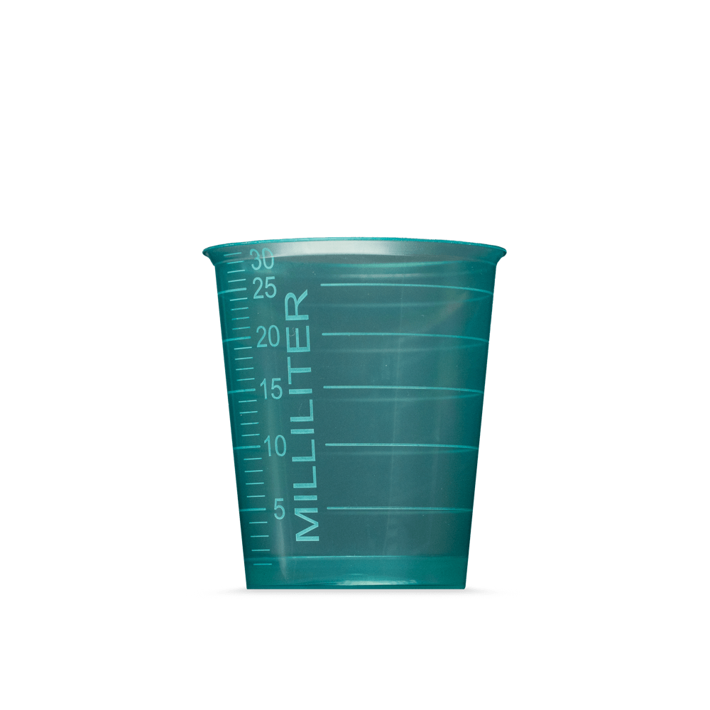 Läpinäkyvä vihreä MED COMFORT BASIC kertakäyttöinen lääketieteellinen muki AMPri Handelsgesellschaft mbH:ltä, 30 ml, millilitramerkinnöillä, seisoo yksinkertaisella valkoisella taustalla - täydellinen lääketieteelliseen käyttöön.