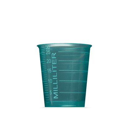 Läpinäkyvä vihreä MED COMFORT BASIC kertakäyttöinen lääketieteellinen muki AMPri Handelsgesellschaft mbH:ltä, 30 ml, millilitramerkinnöillä, seisoo yksinkertaisella valkoisella taustalla - täydellinen lääketieteelliseen käyttöön.