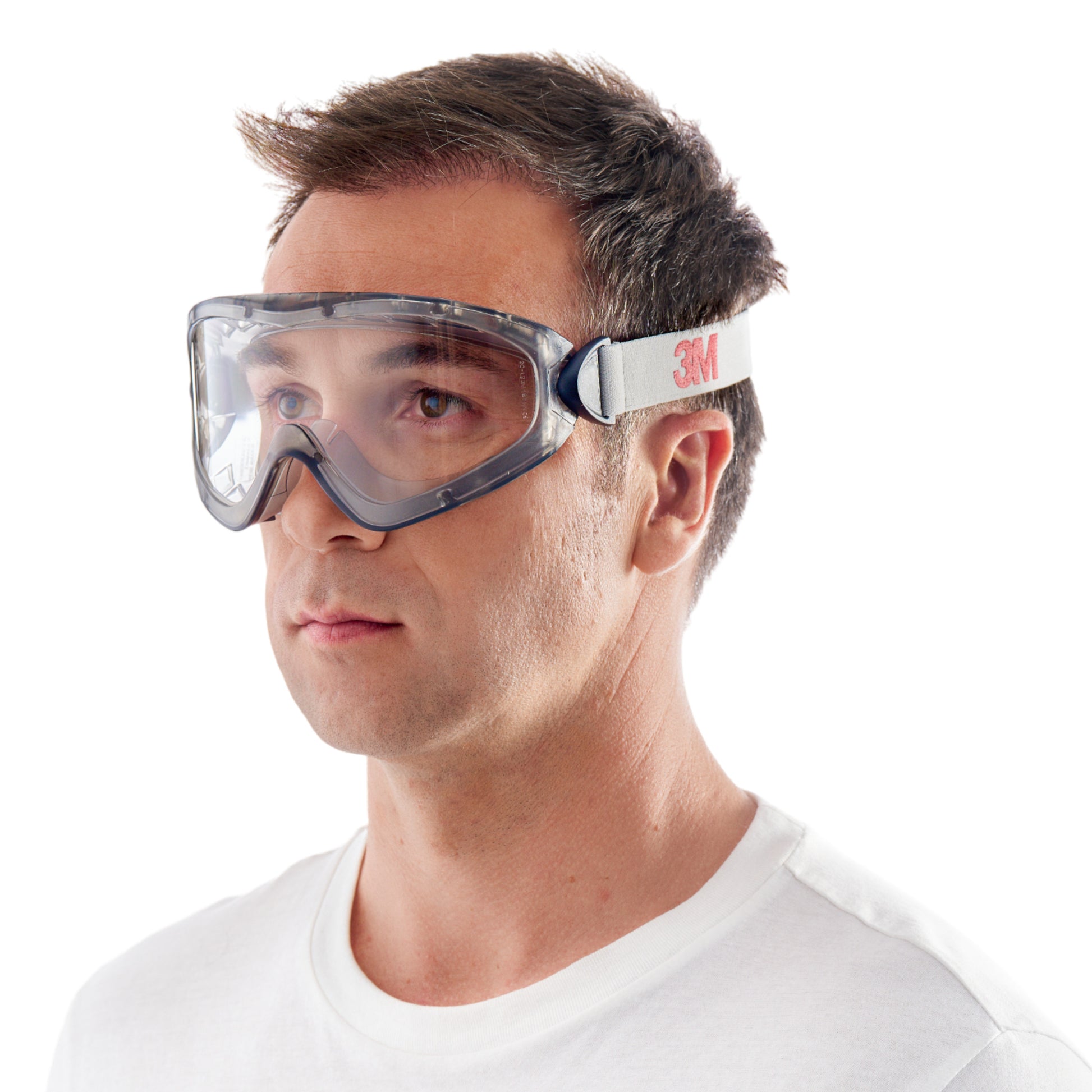 Ein Mann mit kurzen braunen Haaren trägt ein weißes Hemd und 3M™ Schutzbrille 2890, versiegelt, Klarsichtscheibe (von 3M Deutschland GmbH) und schaut leicht nach links vor einem weißen Hintergrund.