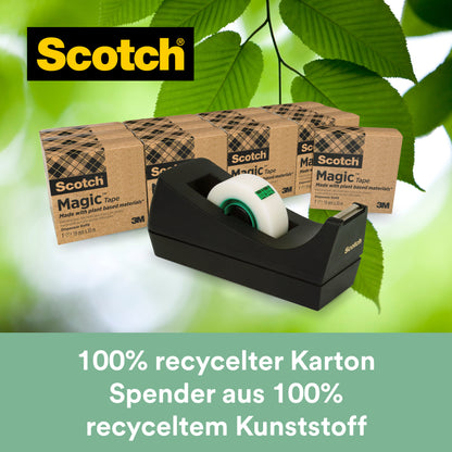 Abgebildet sind ein schwarzer GRATIS Scotch® Abroller C38 und vier Kartons 3M Scotch® Magic™ Klebeband (19 mm x 33 m), hergestellt mit 66% pflanzlichem Klebstoff. Beide von der 3M Deutschland GmbH; im Hintergrund sind grüne Blätter zu sehen.