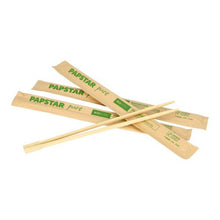 Kolme paria PAPSTAR syömäpuikkoja "pure" 23 cm, yksittäin pakattuina paperikuoriin vihreällä painatuksella, kuten PAPSTAR GmbH:n 50 kappaleen pakkauksesta, on kuvattu valkoisella taustalla.