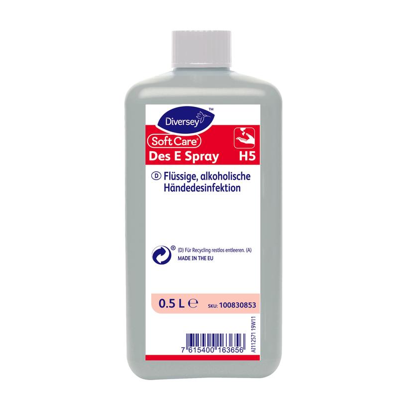 Puolen litran pullo Soft Care Des E Spray H5 -käsidesiä Diversey Deutschland GmbH & Co. OHG:lta, käytännöllisessä spraymuodossa, saksankielisellä etiketillä, harmaa runko, valkoinen korkki ja tuotteen/kierrätystiedot etupuolella.