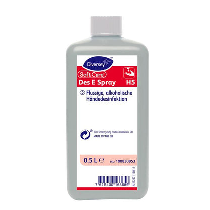 Puolen litran pullo Soft Care Des E Spray H5 -käsidesiä Diversey Deutschland GmbH & Co. OHG:lta, käytännöllisessä spraymuodossa, saksankielisellä etiketillä, harmaa runko, valkoinen korkki ja tuotteen/kierrätystiedot etupuolella.