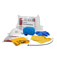 Esitetään Diversey Spill Kit Refill (2 kappaletta) Diversey Deutschland GmbH & Co. OHG:lta, sisältää kasvomaskin, sinisen hiussuojan, käsineet, keltaiset pussit biologisille vaarallisille aineille, imukykyiset tyynyt, nippusiteet ja puhdistusratkaisun valkoisella taustalla.