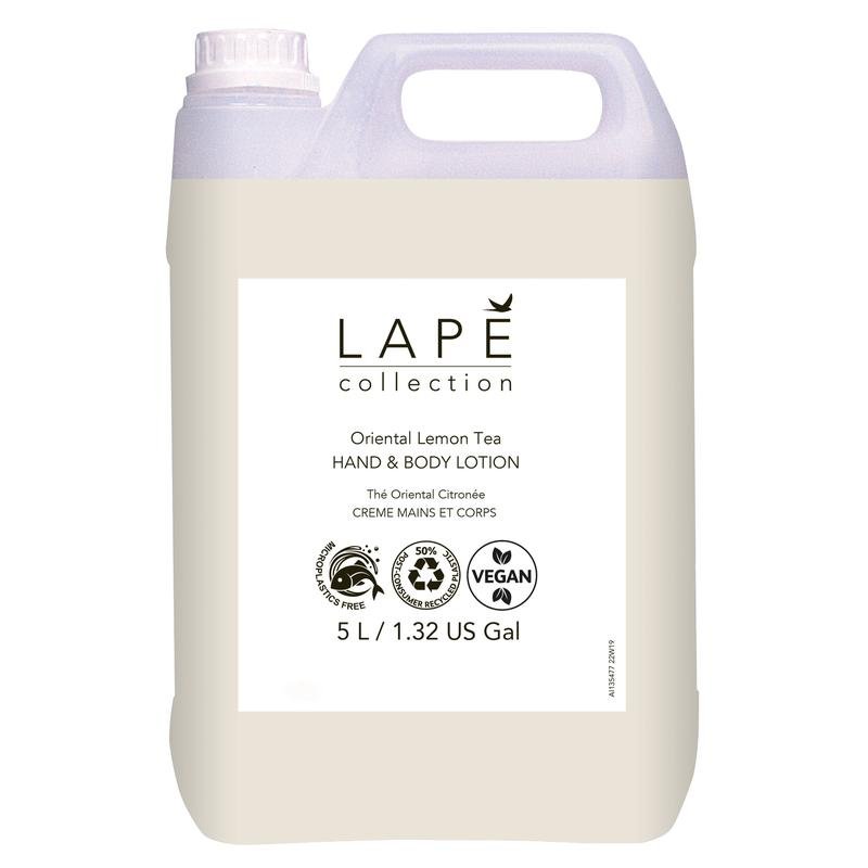 Valkoinen 5 litran muovikanisteri LAPĒ Collection Oriental Lemon Tea Hand & Body Lotion -tuotetta Diversey Deutschlandilta, jossa on itämainen tuoksu. Sisältää luonnollisia ainesosia, julmuusvapaa ja vegaanisertifioitu, ja siinä on kirkas sitruunaetiketti.