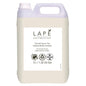 Valkoinen 5 litran muovikanisteri LAPĒ Collection Oriental Lemon Tea Hand & Body Lotion -tuotetta Diversey Deutschlandilta, jossa on itämainen tuoksu. Sisältää luonnollisia ainesosia, julmuusvapaa ja vegaanisertifioitu, ja siinä on kirkas sitruunaetiketti.