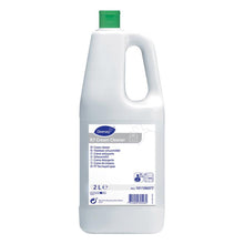 Valkoinen 2 litran muovipullo Diversey R7 -kermapuhdistusainetta koville, vedenkestäville pinnoille Diversey Deutschland GmbH & Co. OHG:lta, jossa on vihreä korkki ja monikieliset ohjeet etiketissä.