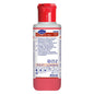 Eine 1-Liter-Flasche TASKI Sani 4 in 1 Plus der Diversey Deutschland GmbH & Co. OHG mit rotem Verschluss und mehrsprachigem Etikett dient als Reiniger, Entkalker, Desinfektionsmittel und Geruchsentferner für Waschraumoberflächen.