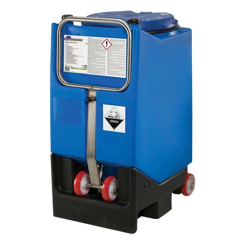 Suuri sininen säiliö pyörillä, jossa on metallikahva ja ”Syövyttävä”-symboli, suunniteltu Suma Crystal Pur-Eco A8:n kuljetukseen, joka on ympäristöystävällisempi huuhteluaine Diversey Deutschland GmbH & Co. OHG:lta tehokkaaseen puhdistukseen.