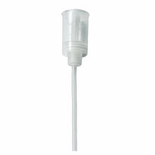 Arcora-annostelukorkki 10 tai 20 ml 1 litran pullolle Arcora International GmbH:lta on läpinäkyvä muovinen annostelukorkki, jossa on pitkä putki, ihanteellinen tarkkaan mittaamiseen. Se toimitetaan yksittäispakkauksessa ja on valokuvattu valkoisella taustalla.