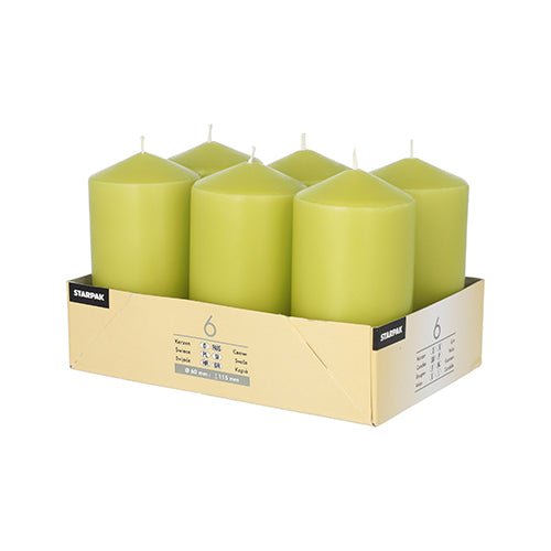 Beige pahvilokero sisältää kuusi Starpak 6 pöytäkynttilää (Ø 60 mm, 115 mm) vaaleanvihreänä, jokaisessa tasainen yläosa ja keskitetty sydänlanka. Vankka Starpak-lokero on varustettu mustavalkoisilla sivuetiketeillä ja takaa pitkäkestoisen palamisen.