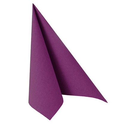 Violetti lautasliina PAPSTAR 50 lautasliinaa "ROYAL Collection" 1/4-taitos 40 x 40 cm PAPSTAR GmbH:ltä on taitettu pystysuoraan seisovaan kolmion muotoon valkoisella taustalla.