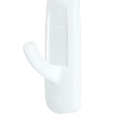 Lähikuva 3M Deutschland GmbH:n Keskikokoisesta Command™ monikäyttökoukusta M edullispakkauksessa, 17001-2 - valkoinen muovikoukku kaarevalla koukulla ja 3M-logo vahingoittamattomaan kiinnitykseen.