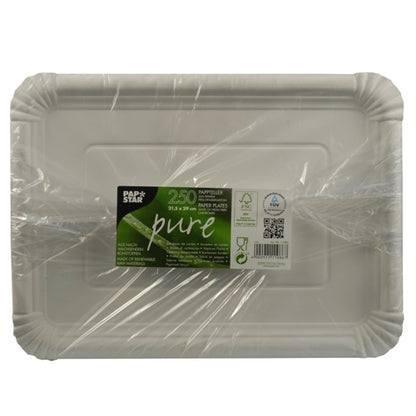 Pino, jossa on 250 PAPSTAR "pure" suorakulmaista valkoista pahvilautasta, valmistettu tuoreesta kuitukartongista, ympäristöystävällisesti pakattu muoviin, jossa on vihreä etiketti tuotetietoineen ja sertifiointilogoineen PAPSTAR GmbH:lta.