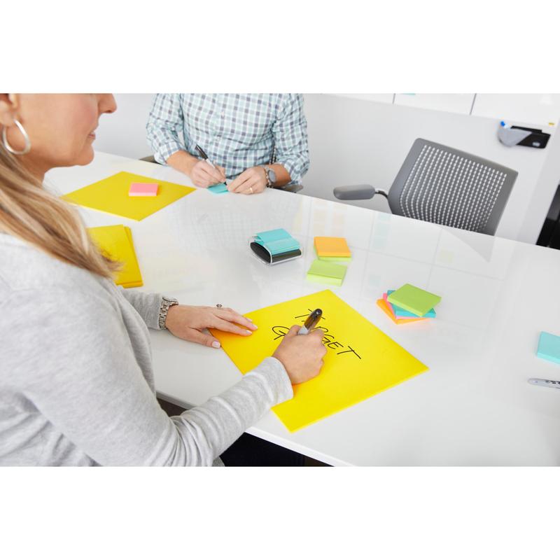 Kaksi henkilöä istuu valkoisen pöydän ääressä, jossa on pinoja 3M Deutschland GmbH:n Post-it® Super Sticky Big Notes BN11-EU, Keltainen (279 mm x 279 mm, 30 arkkia). Toinen kirjoittaa "PROJEKTITAVOITTEET" lapulle, kun taas toinen pitää pieniä muistilappuja. Toimistotuolit ja valkotaulu ovat näkyvissä.