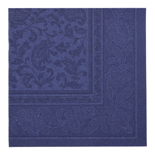 Eine PAPSTAR 50 Servietten "ROYAL Collection" 1/4-Falz 40 x 40 cm in dunkelblau von PAPSTAR GmbH, mit geprägter Blumen- und Paisley-Bordüre, wird flach vor einem unifarbenen Hintergrund präsentiert.