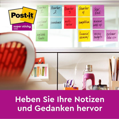 Työtila, jossa on 3M Post-it® Super Sticky Notes -muistiinpanoja suuressa koossa (101 x 101 mm, viivoitettu, 45 arkkia/lohko, 100% PEFC) 3M Deutschland GmbH:lta lasiseinällä, järjestettyjen toimistotarvikkeiden kanssa. Korosta muistiinpanojasi ja ideoitasi.