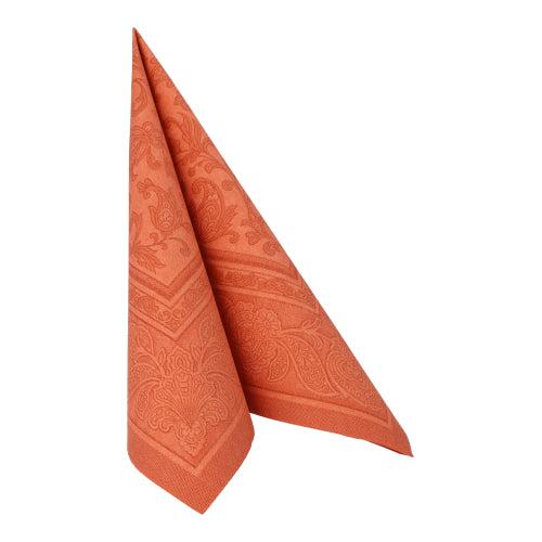 Eine gefaltete Terrakotta-Serviette aus der PAPSTAR 50 Servietten "ROYAL Collection" (1/4-Faltung, 40 x 40 cm) der PAPSTAR GmbH steht aufrecht auf weißem Grund und zeigt ein elegantes, filigranes Muster.
