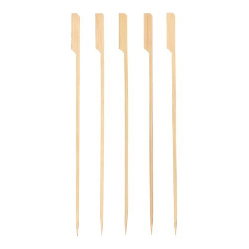 Viisi PAPSTAR puista "pure" grillivarrasta (25 cm) PAPSTAR GmbH:lta, joissa on litteä, viistottu pää ja terävä kärki, makaavat vierekkäin valkoisella taustalla. Ihanteellinen BBQ- ja grillijuhliin, saatavilla pahvitarjottimessa (150 kappaletta).