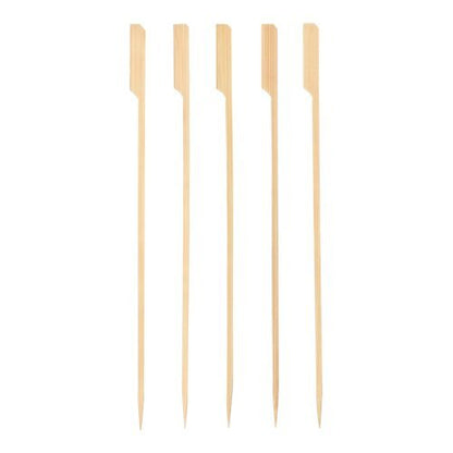 Viisi PAPSTAR puista "pure" grillivarrasta (25 cm) PAPSTAR GmbH:lta, joissa on litteä, viistottu pää ja terävä kärki, makaavat vierekkäin valkoisella taustalla. Ihanteellinen BBQ- ja grillijuhliin, saatavilla pahvitarjottimessa (150 kappaletta).