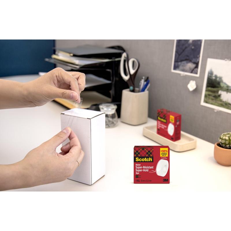 Henkilö sulkee valkoisen laatikon toimistotarvikkeilla Scotch® Super-Hold Secure Tape -teipillä, 1 rulla, 19 mm x 25,4 m 3M Deutschland GmbH:ltä. Teipin pakkaus on lisätty oikeaan alakulmaan.