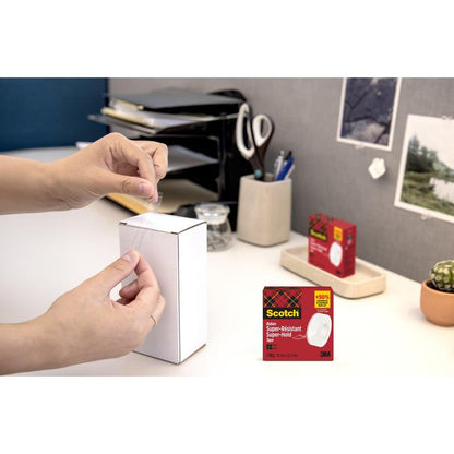 Henkilö sulkee valkoisen laatikon toimistotarvikkeilla Scotch® Super-Hold Secure Tape -teipillä, 1 rulla, 19 mm x 25,4 m 3M Deutschland GmbH:ltä. Teipin pakkaus on lisätty oikeaan alakulmaan.