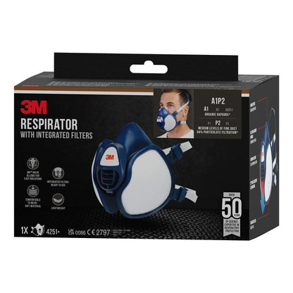 3M™ hengityssuojain, jossa on integroidut suodattimet 3M Deutschland GmbH:ltä, on kuvattu laatikossa, joka näyttää maskin käytössä ja korostaa ominaisuuksia kuten 50+ tunnin suoja ja mallit 4251+ ja 2797.
